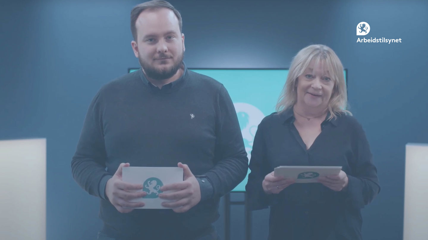 Bilde fra webinaret av de to programlederne Hans Petter og Marit. De står ved siden av hverandre og ser i kamera. Marit snakker.