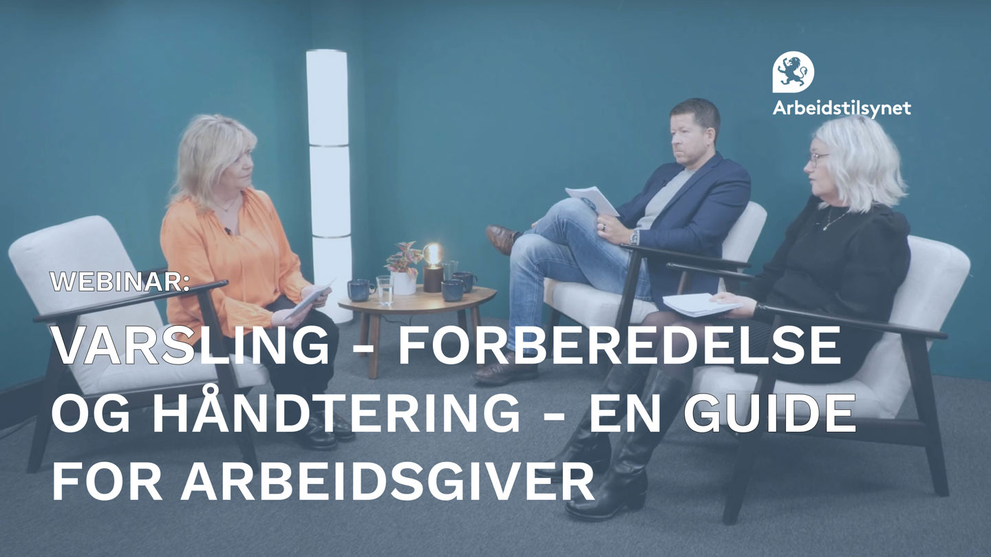 Bilde fra webinaret, av programleder Marit og to av deltakerne fra Arbeidstilsynets svartjeneste, en mann og en kvinne. Se sitter i hver sin stol i en samtale.